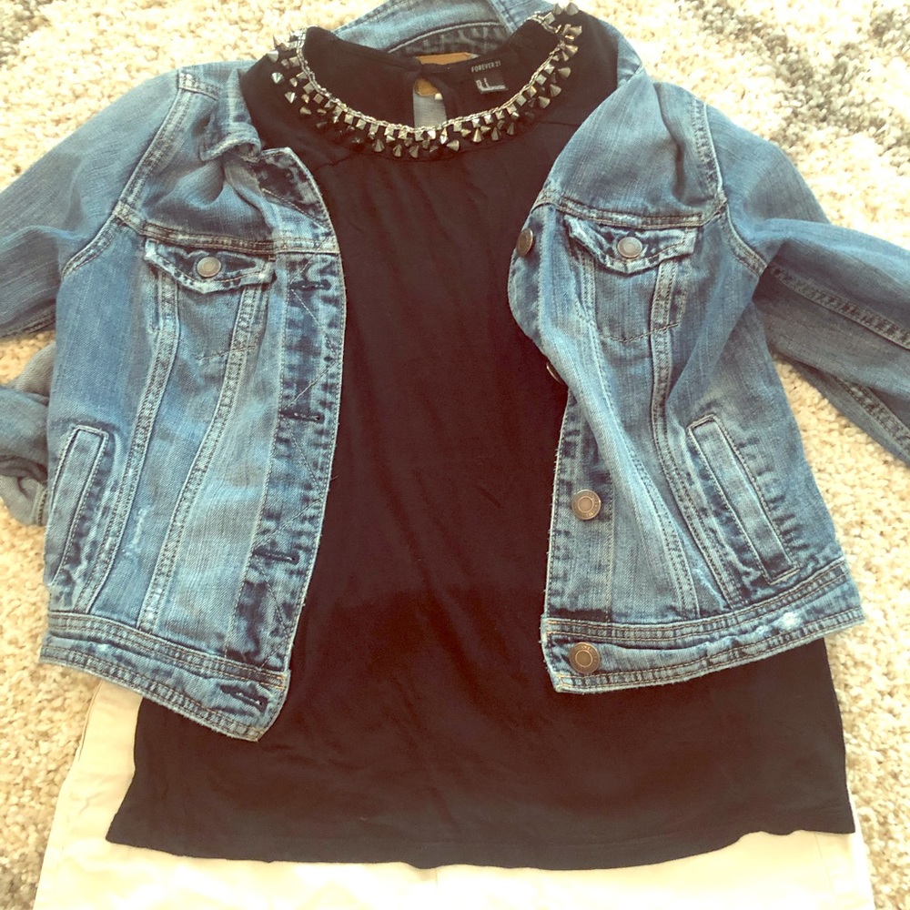 Shirt without sleeve, decorated neck.